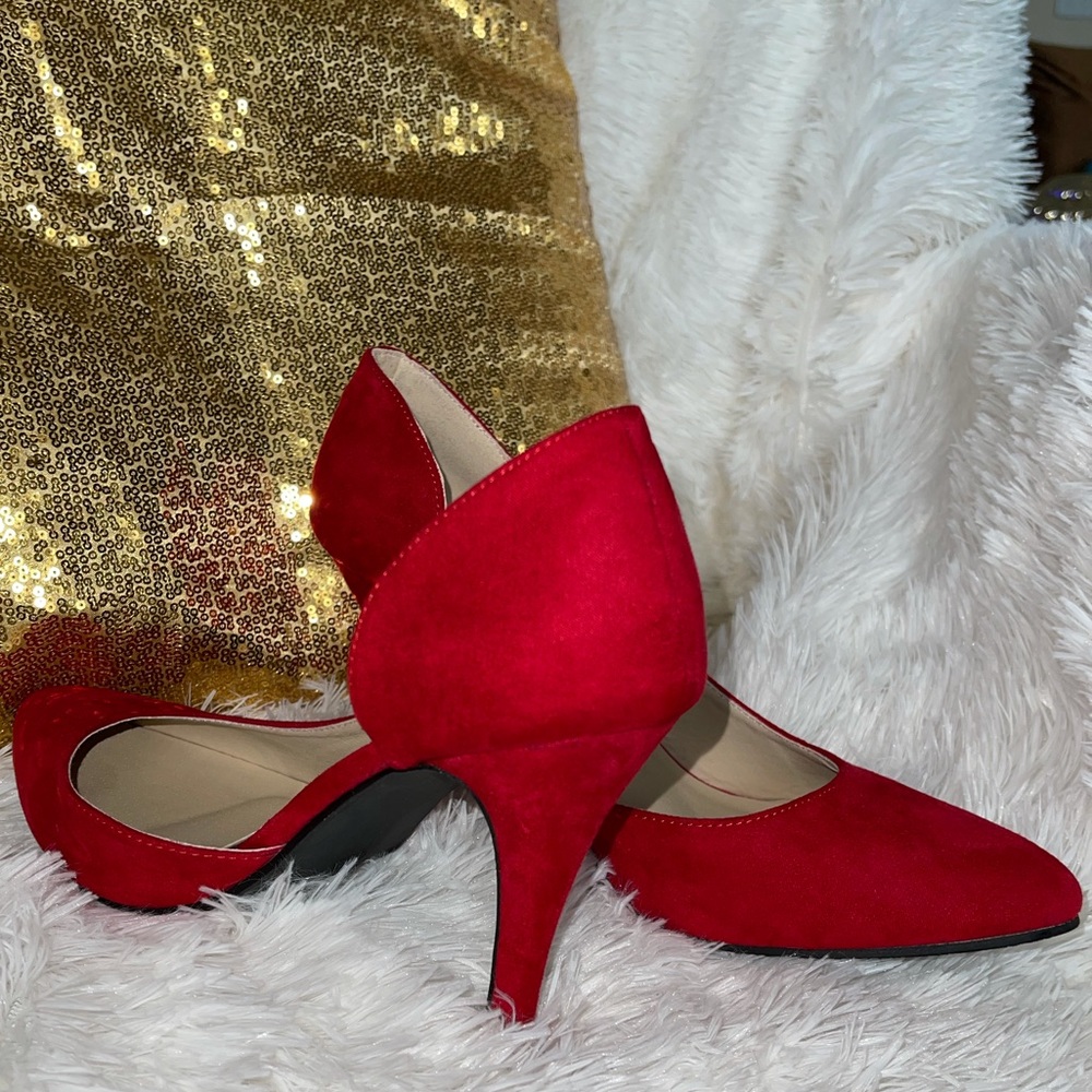 Classy red pumps